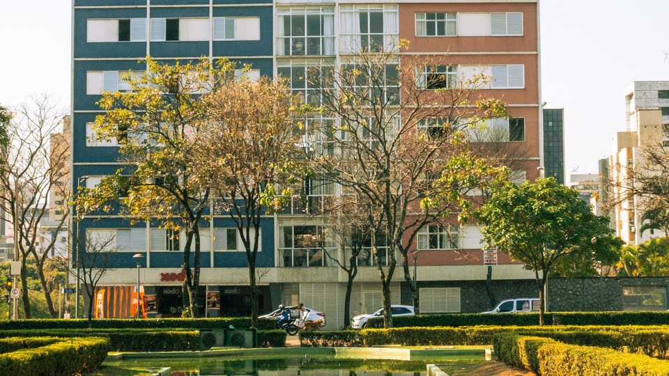 Prédio modernista na Praça da Liberdade, em Belo Horizonte, atrás de um jardim com espelho d'água